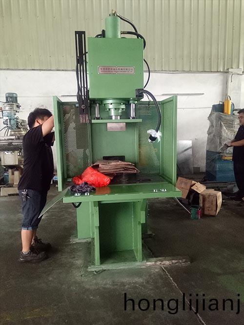 東莞(guan)油(you)壓(ya)機(ji)