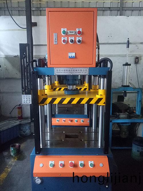 四柱(zhu)油(you)壓機(ji)